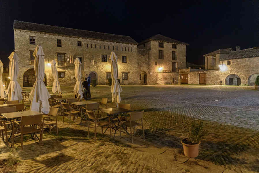 Huesca - Ainsa 41 - plaza Mayor.jpg